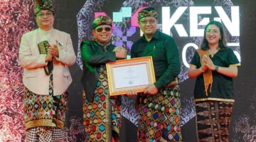 Poltekpar Lombok Wakili Kemenpar Serahkan Piagam KEN pada Ceremony Perang Topat 2025