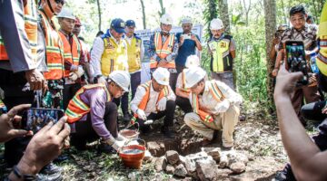 Lalu Pathul Bahri Letakkan Batu Pertama Jembatan Gantung Kokok Sidutan